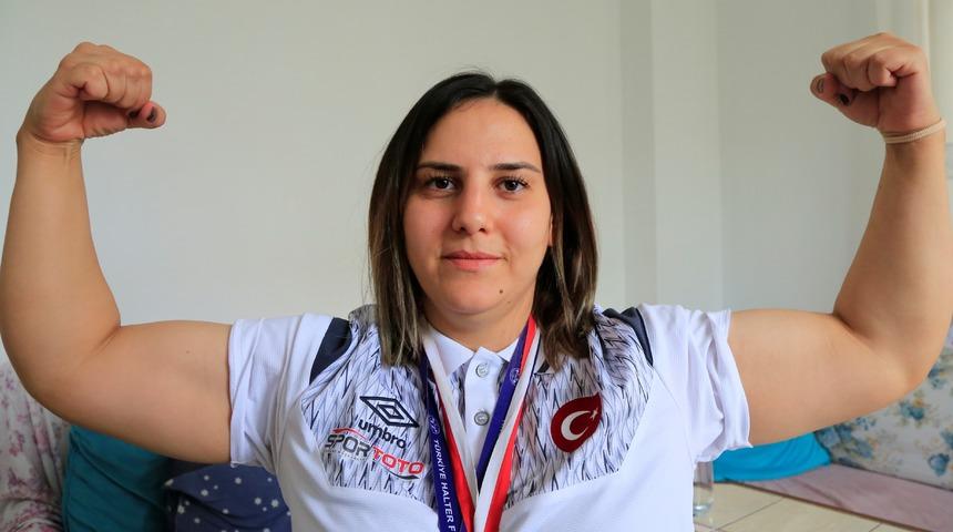 Kolları engel tanımıyor, kendi kilosunun 1,5 katını kaldırabiliyor