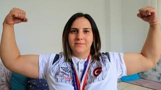 Kolları engel tanımıyor, kendi kilosunun 1,5 katını kaldırabiliyor