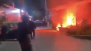 Fenerbahçe ile Galatasaray taraftarları arasında kavga! Galatasaray tesislerinde yangın çıktı...