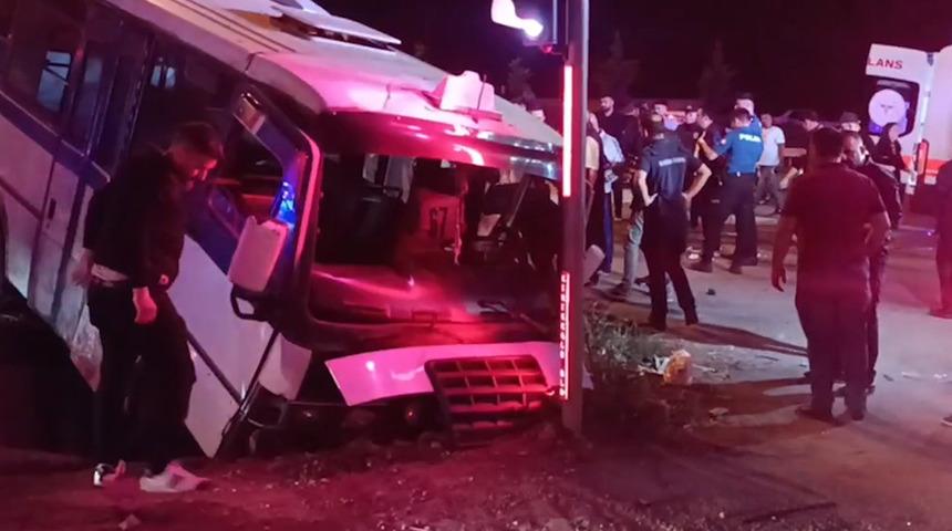 Kırıkkale'de feci kaza! Yolcu minibüsü ile otomobil çarpıştı: 22 yaralı