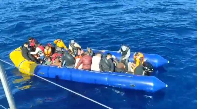 İzmir açıklarında sürüklenen bottaki 37 düzensiz göçmen kurtarıldı