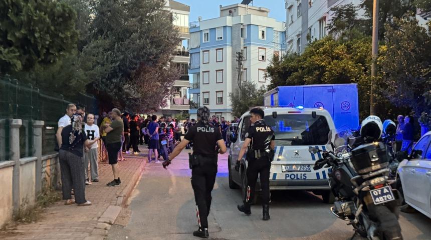 Antalya'da bı&ccedil;akla &ccedil;evreye ve polis ekiplerine saldıran kişi etkisiz hale getirildi