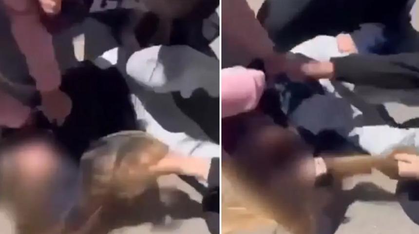 Burası bir ring değil ortaokul! Kız öğrencilerin okul bahçesindeki kavgası olay oldu... Saça saça baş başa girdiler... İzlemek için izdiham oluştu