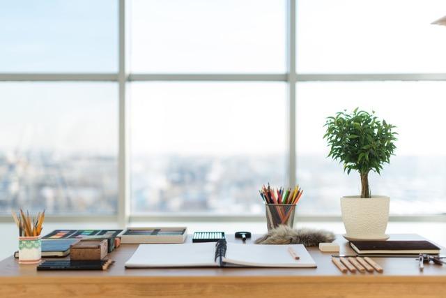 organized-desk-overlooking-east-river