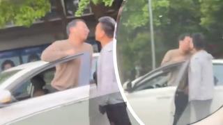 Böyle trafik kavgası ne görüldü ne duyuldu! Araçlarından inen iki sürücü birbirlerine ellerini bile kaldırmadan tükürerek kavga etti... O anlar sosyal medyada çok konuşuldu