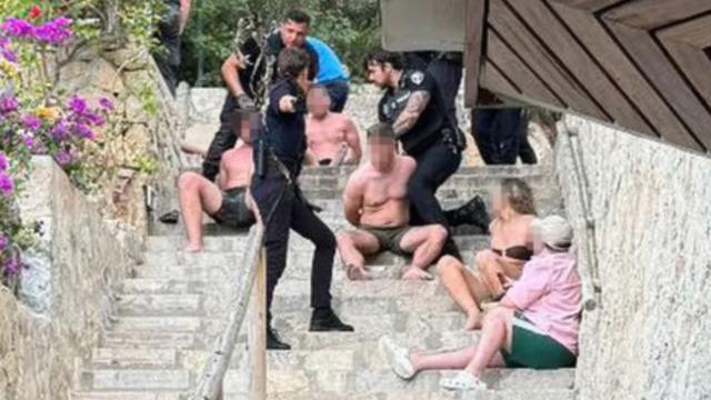 Bekarlığa veda partisi yapan turistler ortalığı birbirine kattı! Restoran personeliyle kavga ettiler yetmedi polislere saldırdılar