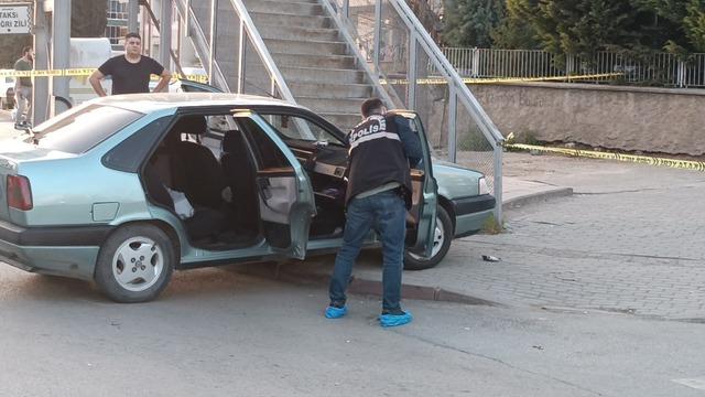 Yasak aşk vahşeti: Araçta boğazını keserek katletti! 'Eşinle görüntülerim var' 640xauto