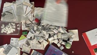 Kapıya tabela astı, broşür bile bastırdı! Büyü bozma, muska yazma tarifesi şaşkına çevirdi