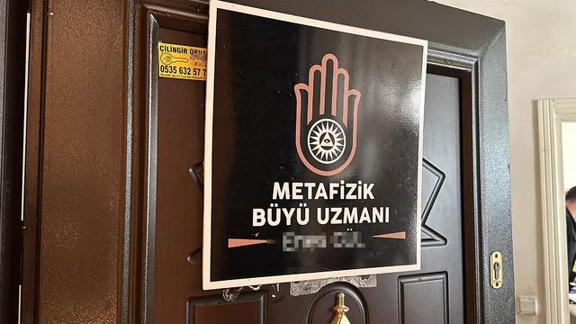 Kapıya tabela astı, broşür bile bastırdı! Büyü bozma, muska yazma tarifesi  şaşkına çevirdi - Yaşam Haberleri