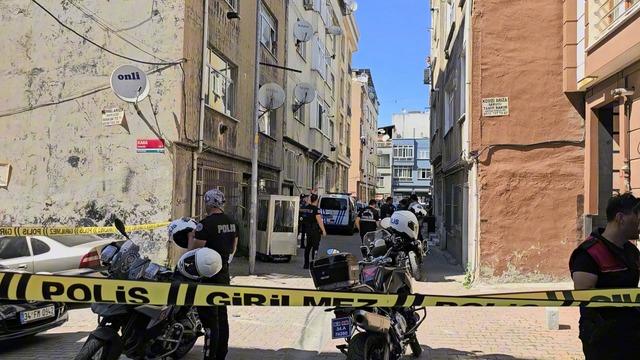 Bayrampaşa'da aile katliamı! Eşine ve kızına kurşun yağdırıp polise teslim oldu