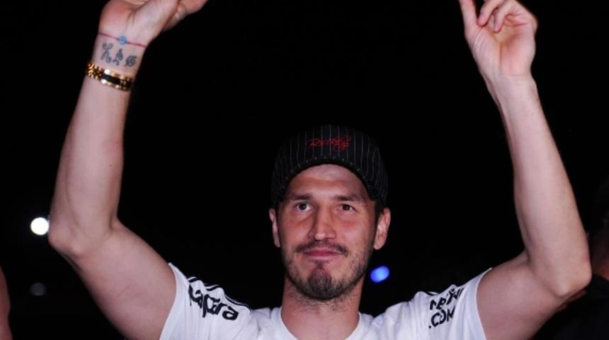 Salih Uçan ile anlaşma sağlandı! Beşiktaş yönetimiyle el sıkıştı