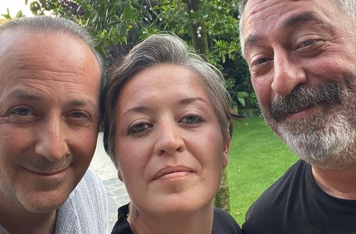 Cem Yılmaz'dan mutlu aile karesi! Kız kardeşinin doğum g&uuml;n&uuml;n&uuml; b&ouml;yle kutladı