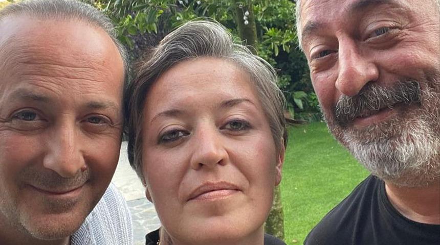 Cem Yılmaz'dan mutlu aile karesi! Kız kardeşinin doğum g&uuml;n&uuml;n&uuml; b&ouml;yle kutladı