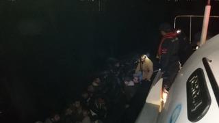 İzmir açıklarında 89 düzensiz göçmen yakalandı, 52 düzensiz göçmen kurtarıldı