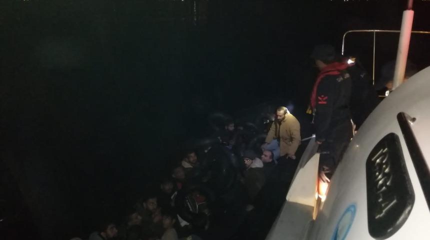 İzmir açıklarında 89 düzensiz göçmen yakalandı, 52 düzensiz göçmen kurtarıldı