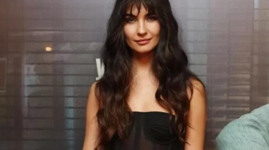 Tuba Büyüküstün yine dile düştü! Kimi saçlarına kimi elbisesine taktı