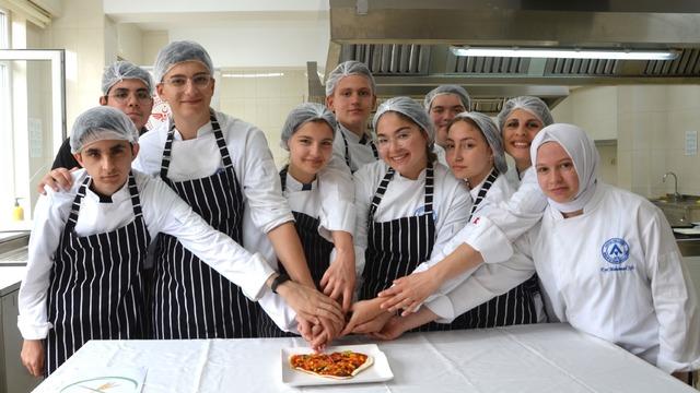 Öğrenciler dikkat çekmek için glütensiz pizza hazırladı