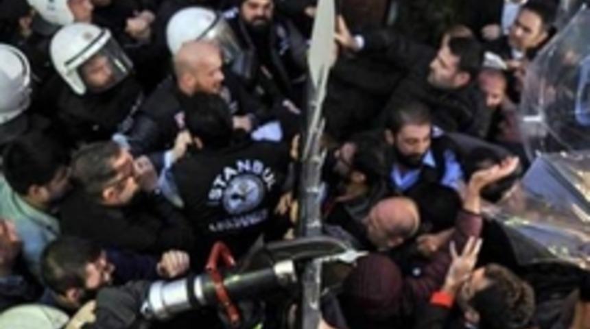 Kanalt&uuml;rk'&uuml;n yayını polis baskınıyla kesildi