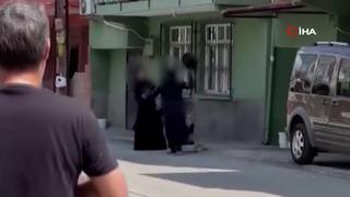 Kadınların terlikli, çantalı 'yer' kavgası! O anlar kamerada