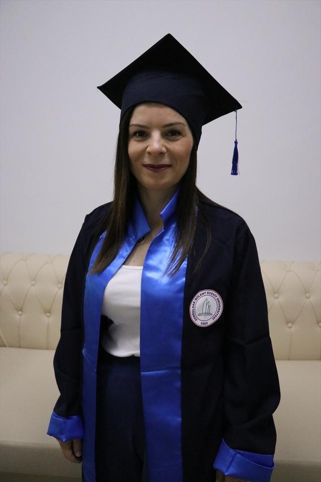 AA-20240531-34738397-34738394-HAYALINI_KURDUGU_UNIVERSITEDEN_43_YASINDA_BIRINCILIKLE_MEZUN_OLDU