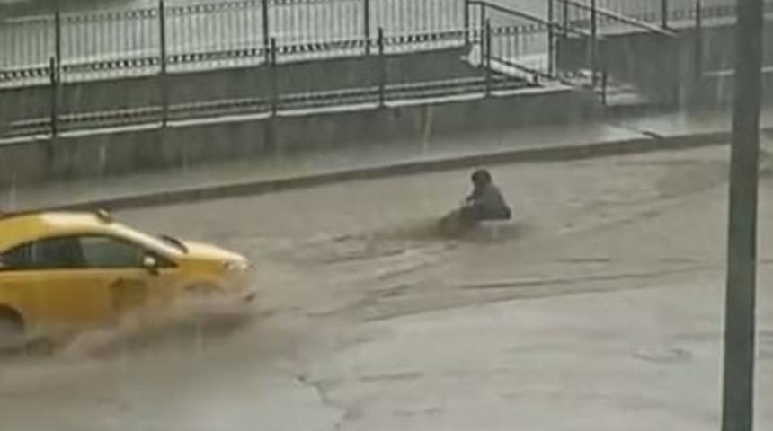 Yer: Amasya! Can pazarı yaşandı: Sel sularında sürüklenen kadını, taksici kurtardı