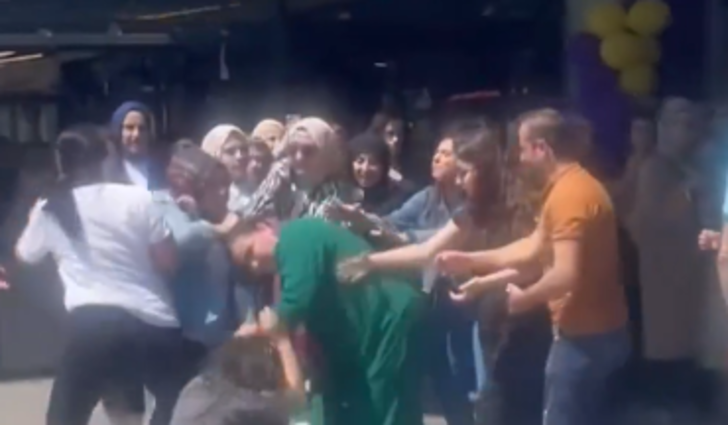 Kozmetik mağazasında b&uuml;y&uuml;k indirim izdihamı! Kadınlar &uuml;r&uuml;nleri alabilmek i&ccedil;in birbirlerine girdi 