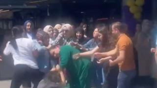 Kozmetik mağazasında büyük indirim izdihamı! Kadınlar ürünleri alabilmek için birbirlerine girdi 