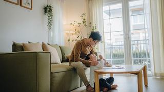 Çocuğunun ev ödevine yardım ederken bir anda sinir krizi geçiren baba meyve fırlattı! Nar çocuğun dalağını yırtınca soluğu hastanede aldılar