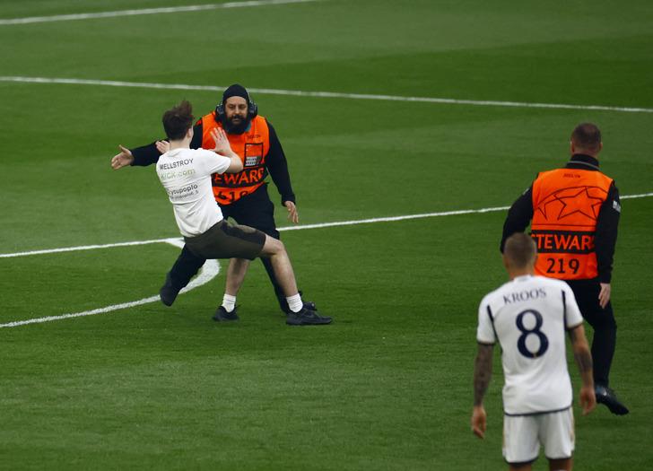 Şampiyonlar Ligi finalinde olay! 28. saniyede taraftarlar sahaya atladı, Cristiano Ronaldo sevinci yaptı G1