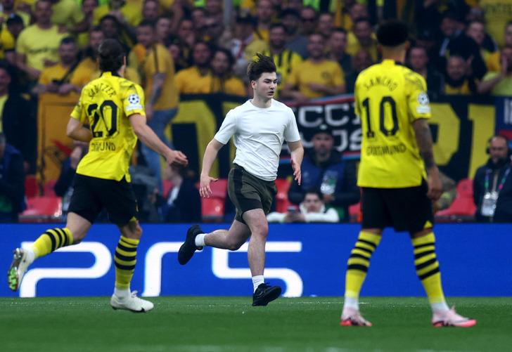 Şampiyonlar Ligi finalinde olay! 28. saniyede taraftarlar sahaya atladı, Cristiano Ronaldo sevinci yaptı G3