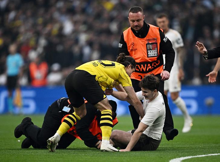 Şampiyonlar Ligi finalinde olay! 28. saniyede taraftarlar sahaya atladı, Cristiano Ronaldo sevinci yaptı G4