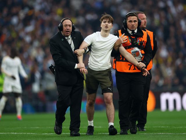 Şampiyonlar Ligi finalinde olay! 28. saniyede taraftarlar sahaya atladı, Cristiano Ronaldo sevinci yaptı