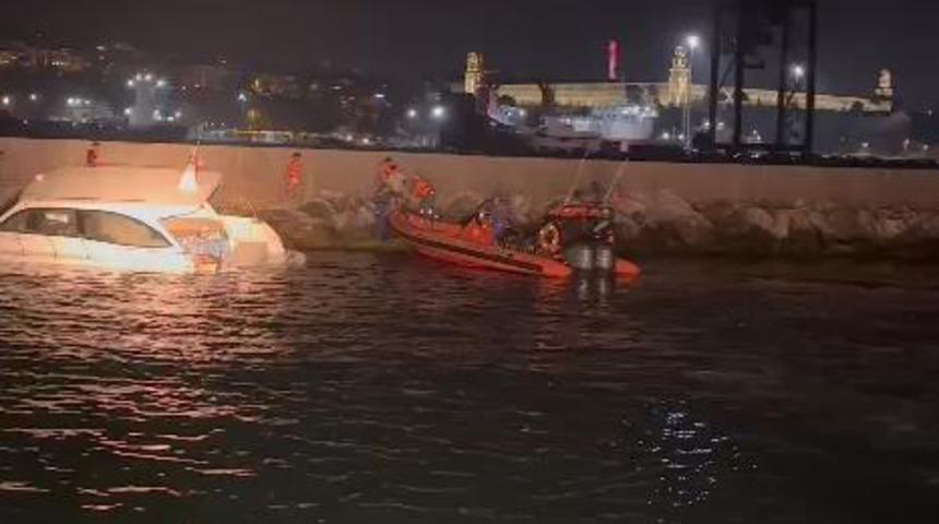 Kadıköy Haydarpaşa'da korku dolu anlar! Batmak üzere olan teknedeki 10 kişi kurtarıldı