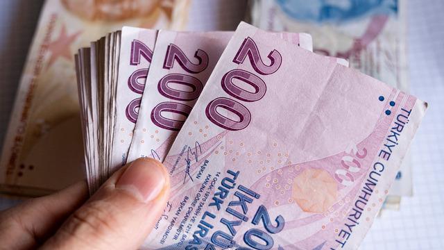 Milyonlar bekliyor! Emekli zammında kök maaş bilmecesi! Maaşı 8 bin TL ve altında olanlar için o tehlike kapıda! 