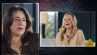 Saba Tümer konuşurken araya girdi! Esra Dermancıoğlu Bacaklarım çok güzel deyip gösterdi