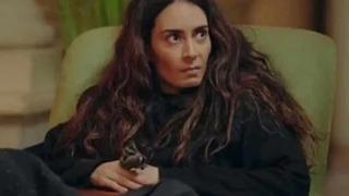 Melisa Sözen Chaplin Dörtlüsü filmi için saçlarını pembeye boyattı