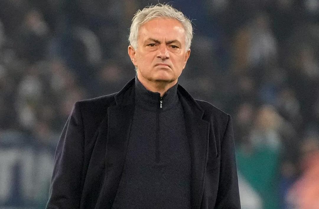 Fenerbah&ccedil;eli taraftarlar Jose Mourinho paylaşımlarına tepki g&ouml;steriyor! ''Kafamı duvarlara vuracağım şimdi!''