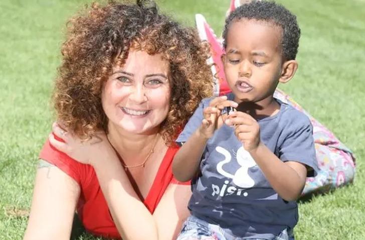 Etiyopya'dan yıllar &ouml;nce evlat edinmişti! Esra Akkaya'nın oğlu Can mezun oldu