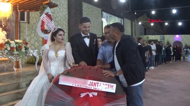 Arkadaşı düğünde hediye etti, damat şaşkınlık yaşadı! Piyasa değeri 15 bin TL 640xauto