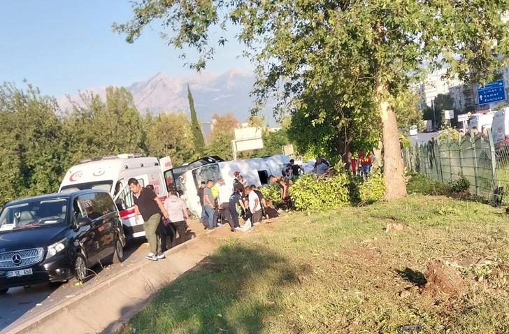 Antalya'da, otel servisi devrildi. Feci kazada sürücü 48 yaşındaki Uğur Efe, hastanede hayatını kaybederken, 7 kişi yaralandı. 18841731-728xauto