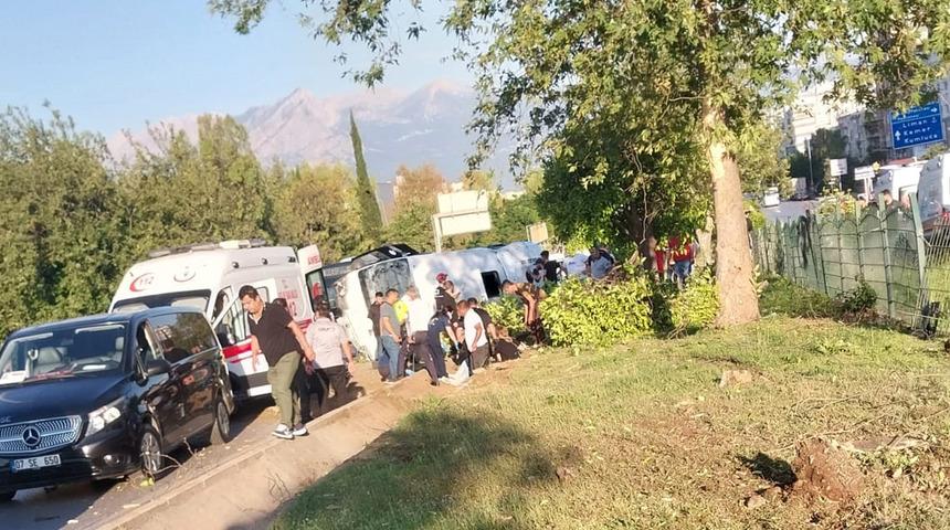 Devrilip karşı şeride geçti! Antalya'da servis midibüsü kazası: 1 ölü, 7 yaralı