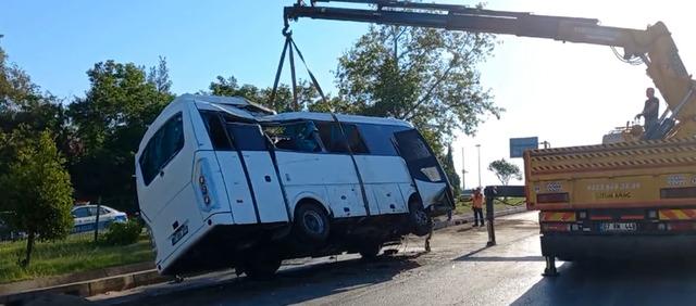 Antalya'da, otel servisi devrildi. Feci kazada sürücü 48 yaşındaki Uğur Efe, hastanede hayatını kaybederken, 7 kişi yaralandı. 640xauto