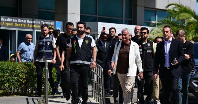 Fenerbahçe’nin anlaşmaya vardığı Portekizli Teknik Direktör Jose Mourinho, İstanbul'a geldi. Portekizli teknik adam, bindiği uçaktan fotoğraf paylaşarak Fenerbahçe taraftarına selam vermişti. 640xauto