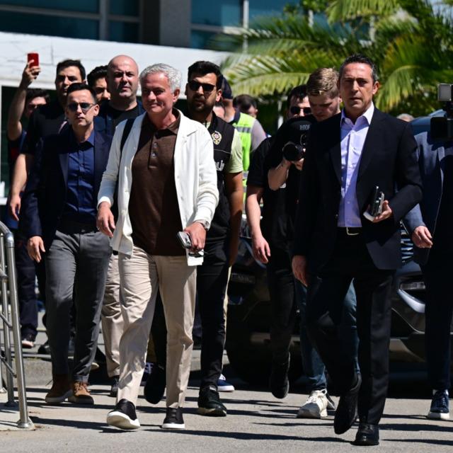 Fenerbahçe’nin anlaşmaya vardığı Portekizli Teknik Direktör Jose Mourinho, İstanbul'a geldi. Portekizli teknik adam, bindiği uçaktan fotoğraf paylaşarak Fenerbahçe taraftarına selam vermişti. 640xauto