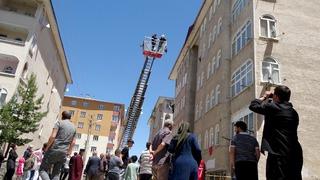 Facianın eşiğinden dönüldü! Binanın merdivenleri çöktü, vatandaşlar mahsur kaldı