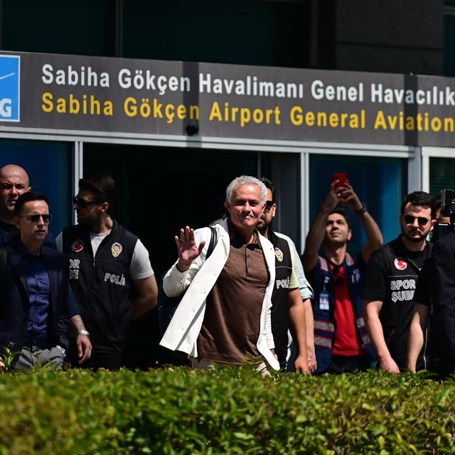 Fenerbahçe’nin anlaşmaya vardığı Portekizli Teknik Direktör Jose Mourinho, İstanbul'a geldi. Portekizli teknik adam, bindiği uçaktan fotoğraf paylaşarak Fenerbahçe taraftarına selam vermişti. 640xauto