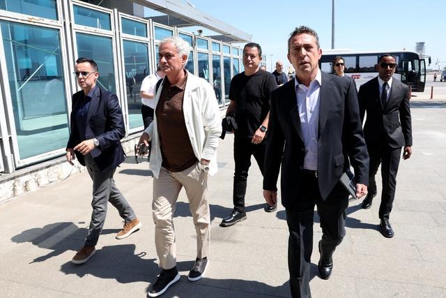 Fenerbahçe’nin anlaşmaya vardığı Portekizli Teknik Direktör Jose Mourinho, İstanbul'a geldi. Portekizli teknik adam, bindiği uçaktan fotoğraf paylaşarak Fenerbahçe taraftarına selam vermişti. 640xauto