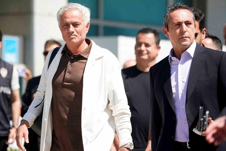 Fenerbahçe'nin teknik direktörü Jose Mourinho'dan ilk paylaşım geldi! 728xauto