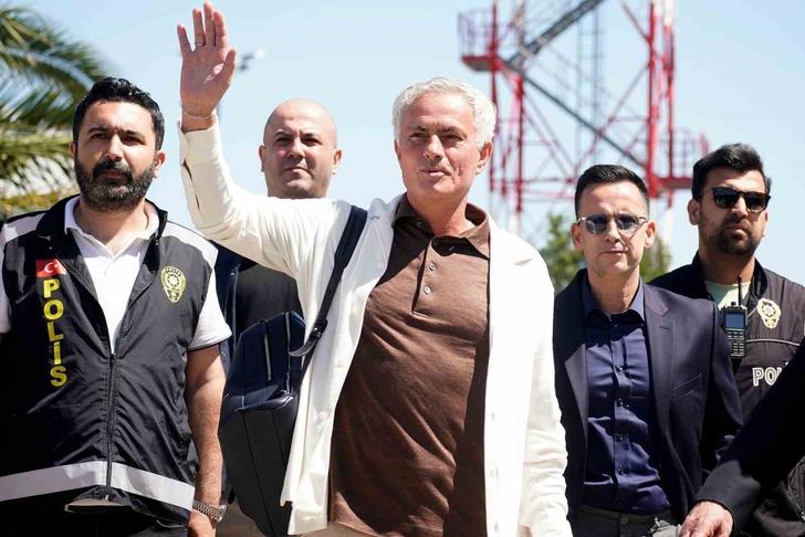 Fenerbahçe'nin teknik direktörü Jose Mourinho'dan ilk paylaşım geldi! 728xauto