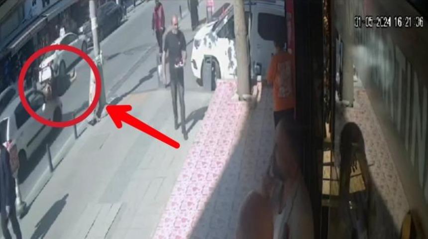 Otomobilin çarptığı yaşlı kadın böyle havaya savruldu! Kaza anı kamerada